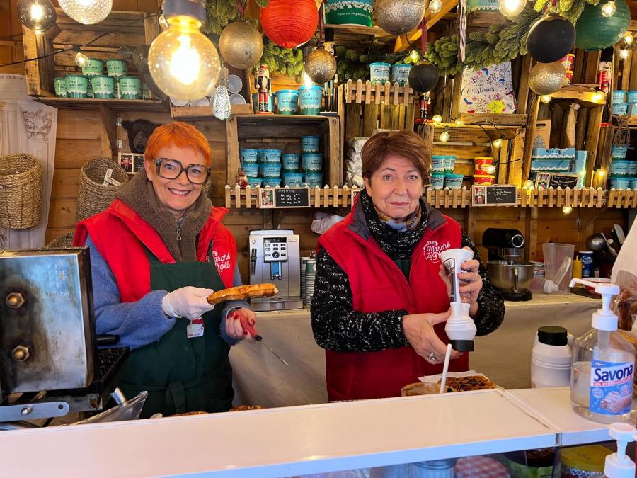 Marilyne Bieckens sur la gauche, chalet des gaufres liégeoises